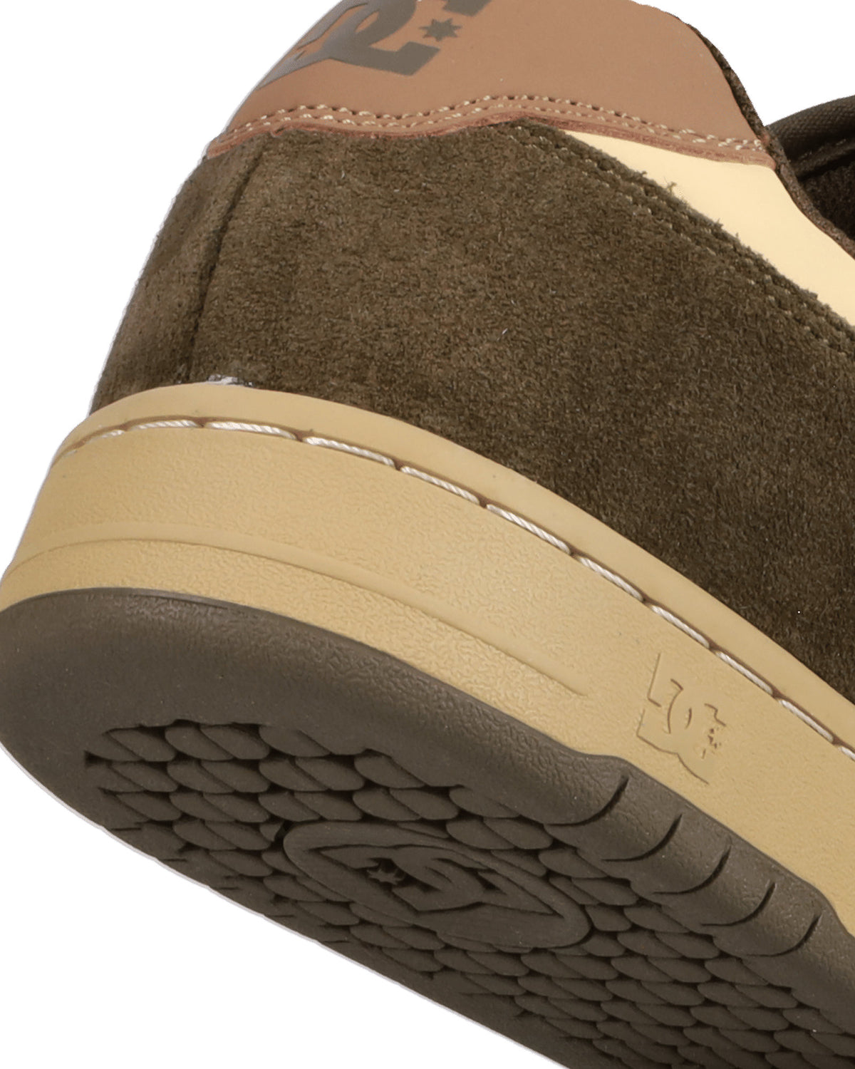 Chaussures de skateboard Dc shoes Manteca 4 S (301) Olive/Tan, vue détaillée du talon avec le logo DC brodé et la semelle extérieure texturée