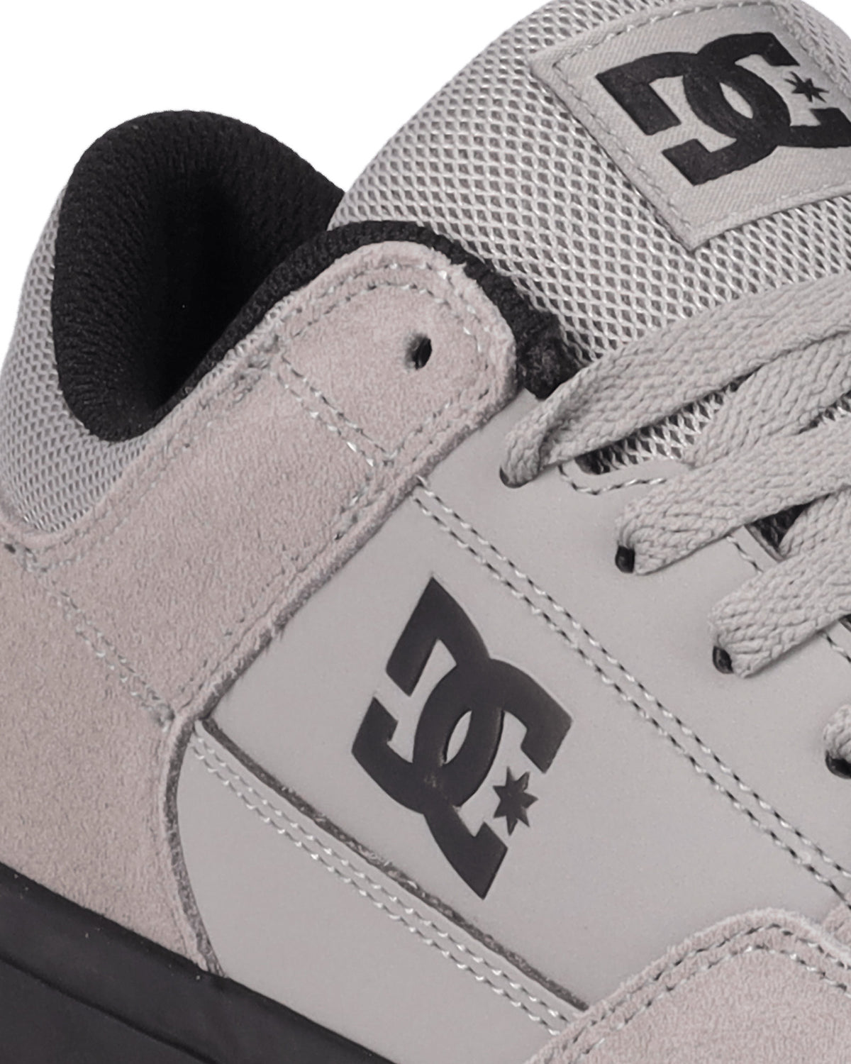 Chaussures de skateboard Dc shoes Onyx (027) Grey/Black, vue rapprochée du logo DC noir sur le côté, de la languette en mesh et des lacets gris