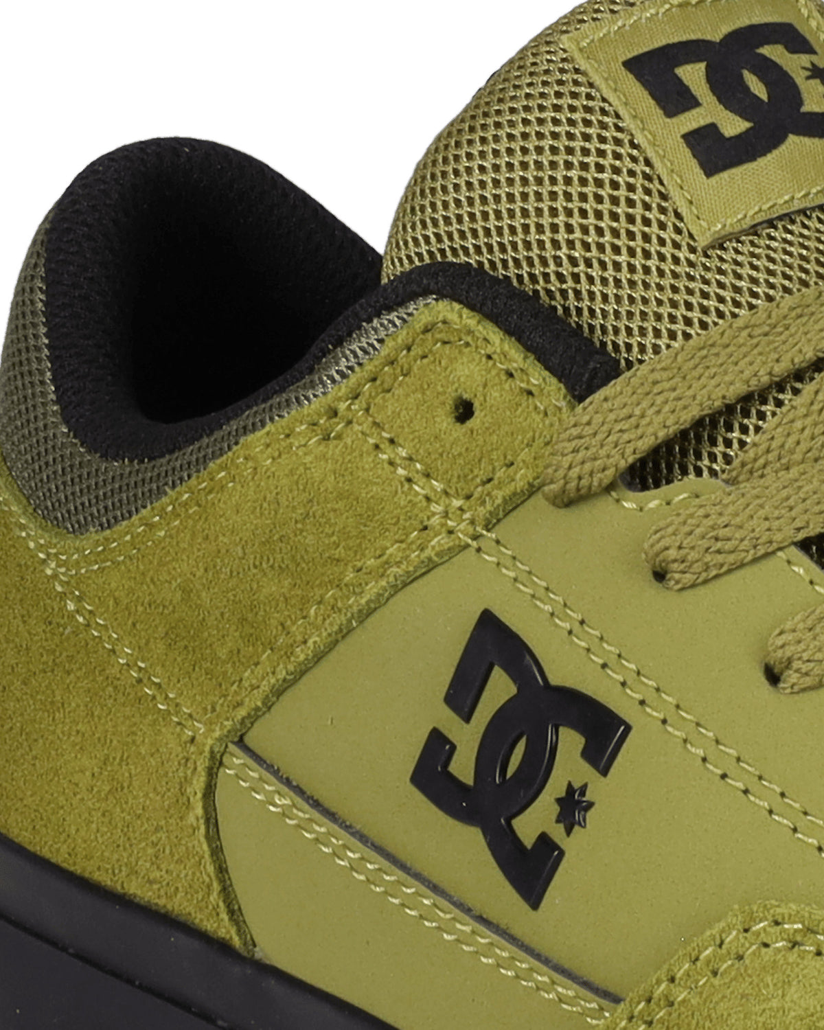 Chaussures de skateboard Dc shoes Onyx S (301) Olive/Black, vue rapprochée du logo DC noir contrastant sur le côté, de la languette en mesh et du col rembourré