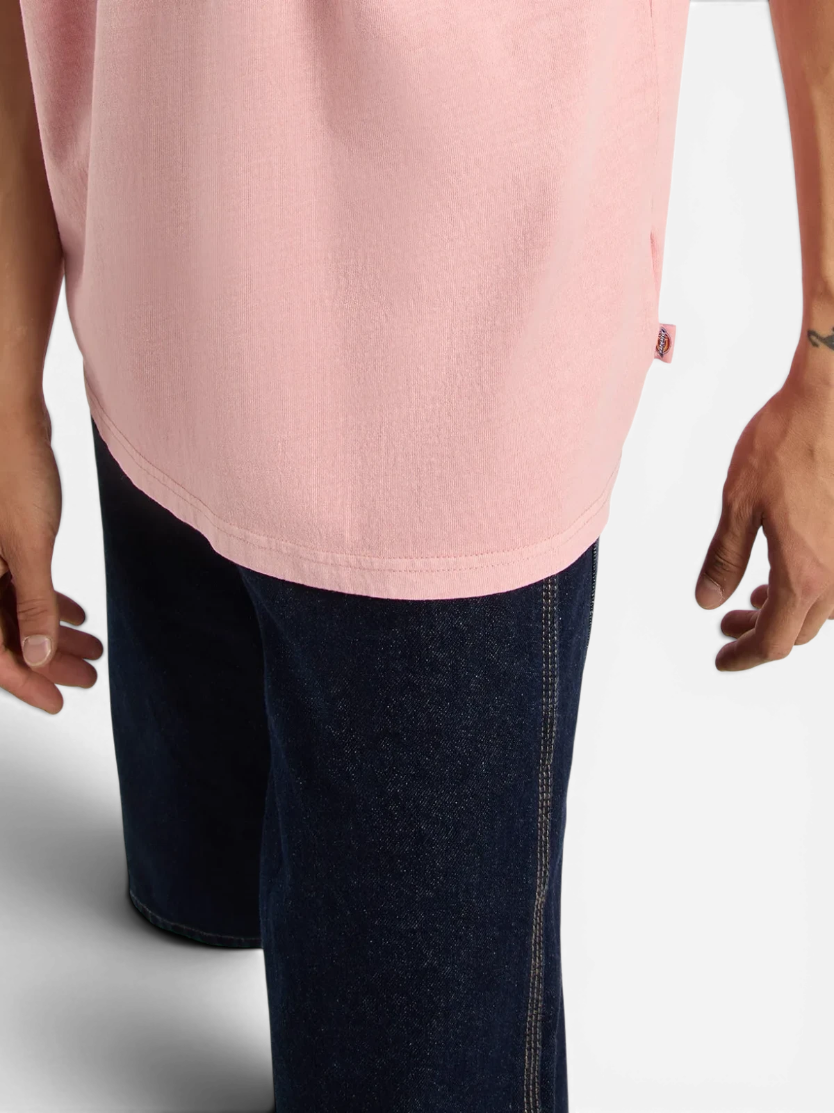 Teeshirts Dickies Buchtell Ss Tee Bridal Rose, vue detail portée