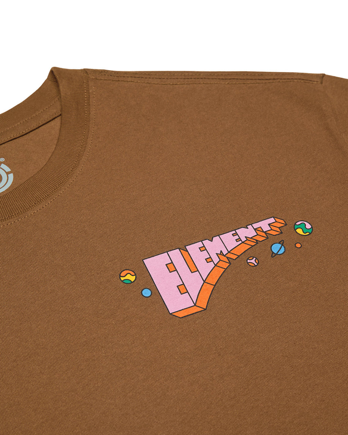 Teeshirts Element Cosmic Dance Ss (Cqk0) Sepia, gros plan sur le col rond et le logo imprimé sur la poitrine