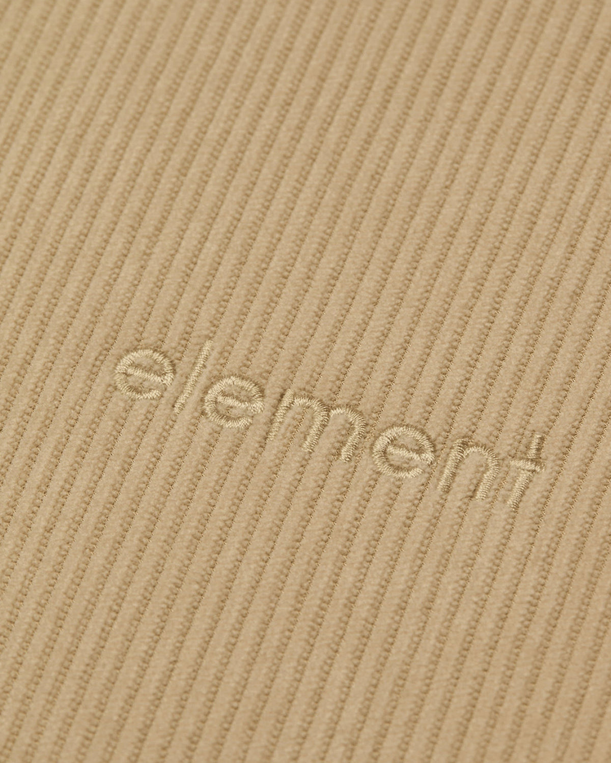 Sweatshirts Element Lowcase Corduro (Tze0) Humus, gros plan sur le logo « element » brodé ton sur ton sur un tissu en velours côtelé beige.
