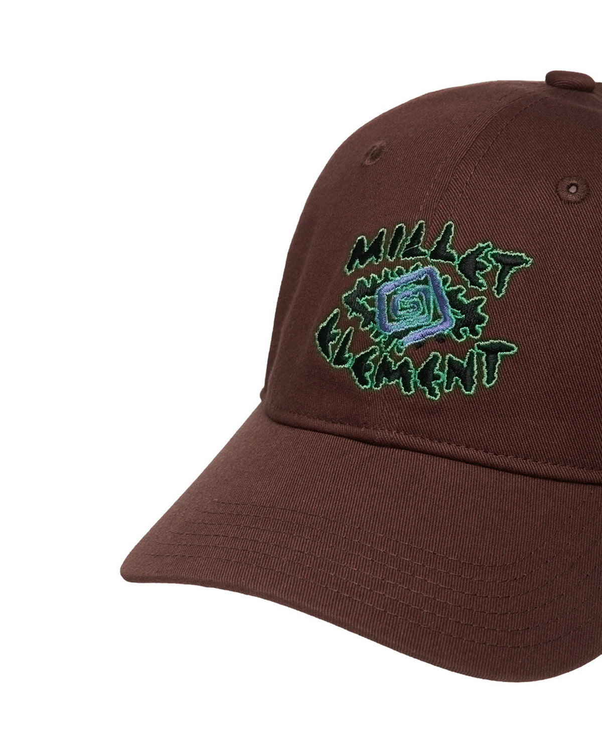 Casquettes Element Mxe Cap (Rsm0) Truffle, gros plan sur l'avant d'une casquette marron brodée du logo collaboratif « MILLET ELEMENT » en vert et violet.