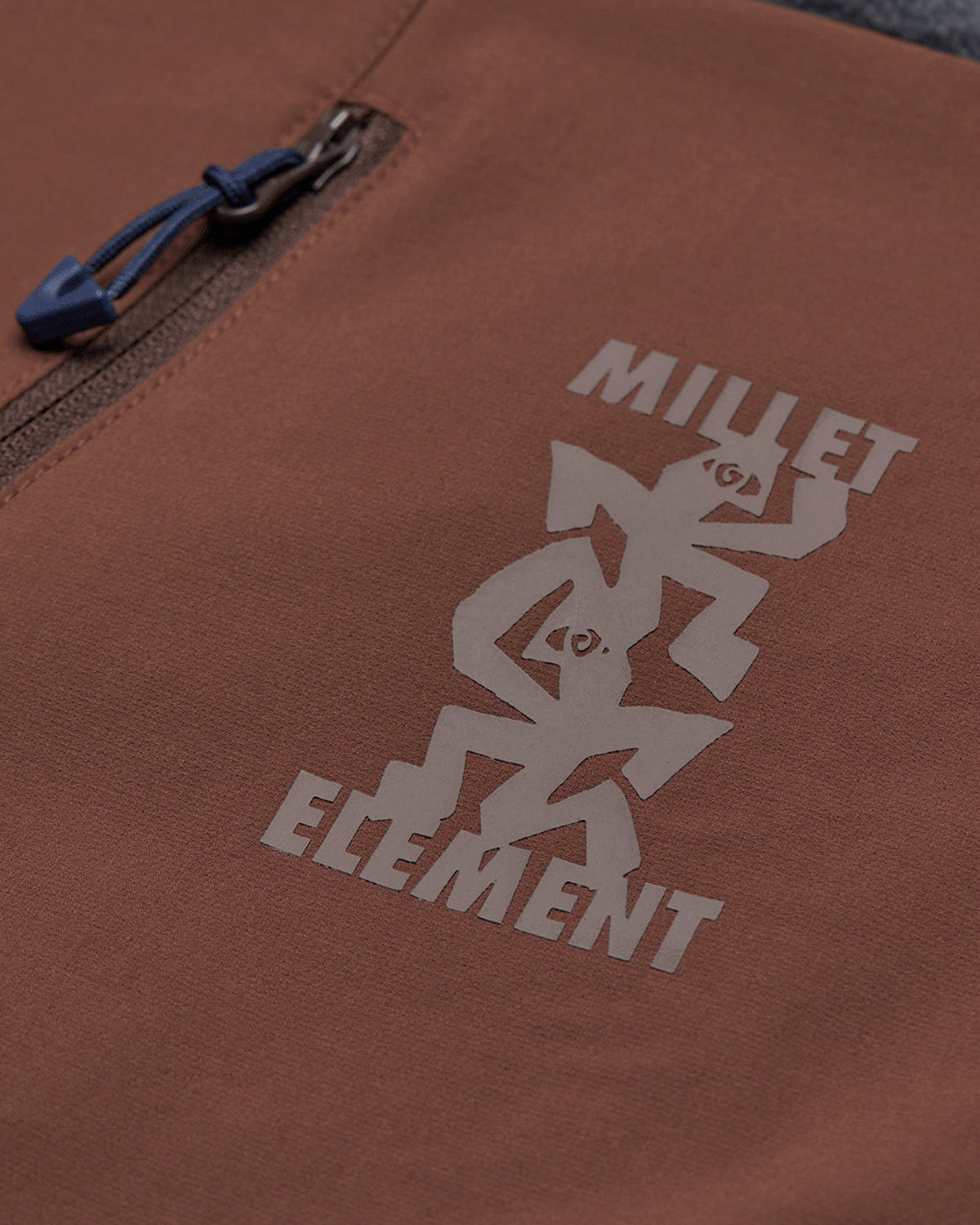 Vestes Element Mxe Fleece Jkt (N654) Shadow Blue Mxe, gros plan sur la poche poitrine zippée avec imprimée du logo graphique « MILLET ELEMENT ».