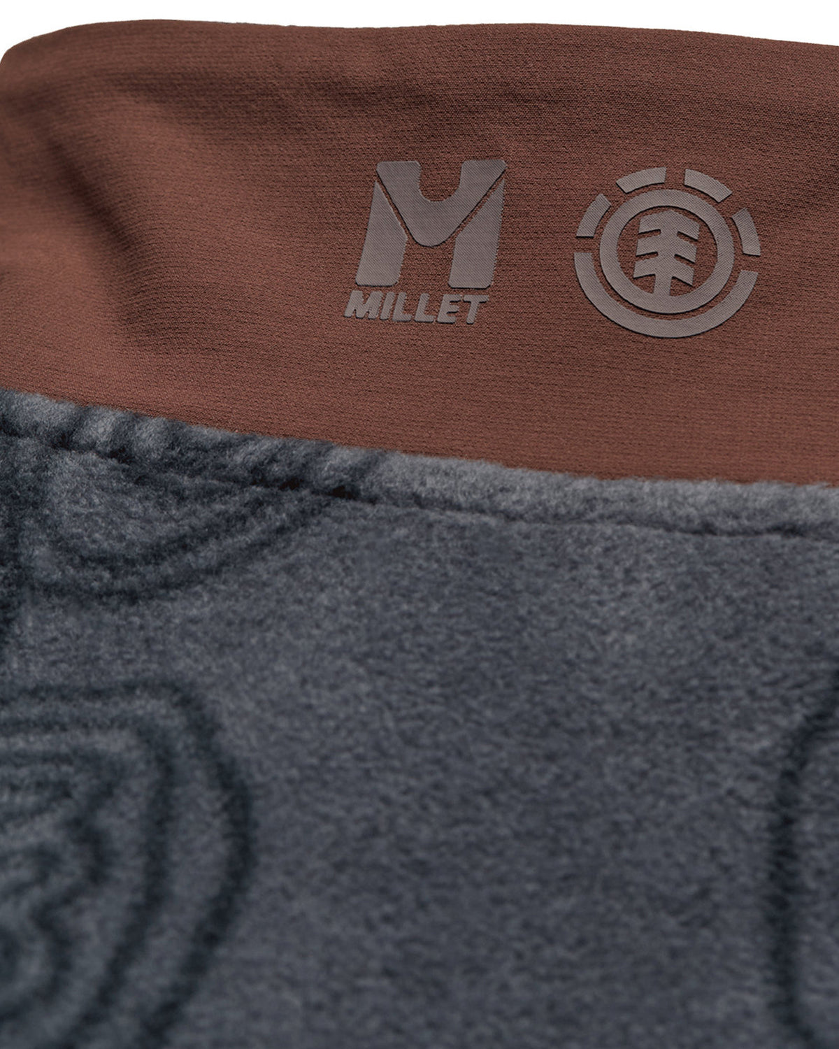 Vestes Element Mxe Fleece Jkt (N654) Shadow Blue Mxe, gros plan sur l'arrière du col floqué des logos côte à côte de Millet et d'Element.