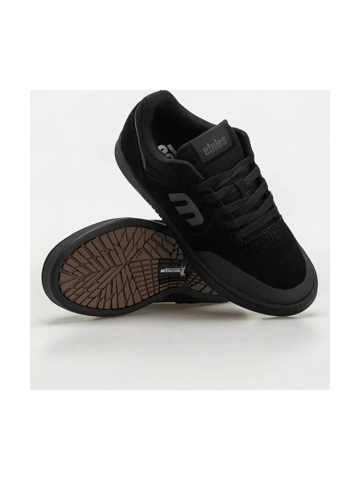 Chaussures de skateboard Etnies Marana Michelin Black Raw, vue une posée sur l'autre