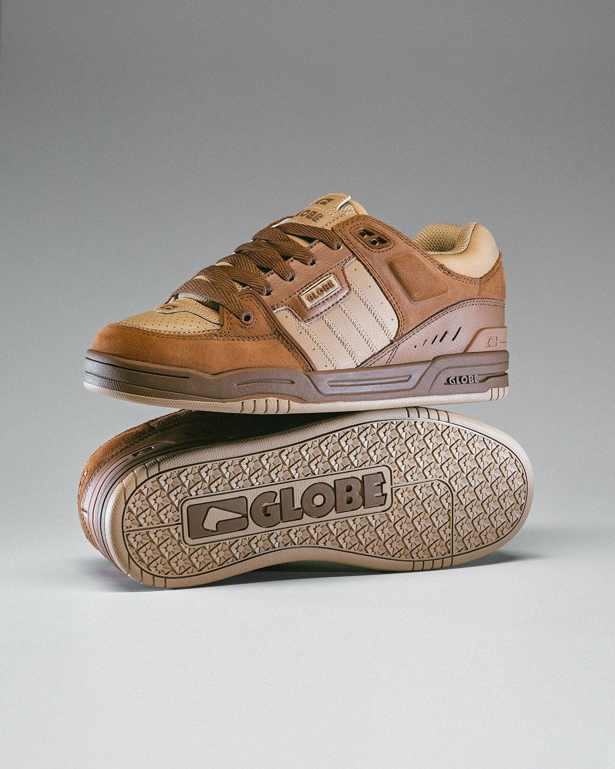 Chaussures de skateboard Globe Fusion Walnut, vue d'une chaussure posée au-dessus d'une seconde chaussure montrant la semelle extérieure