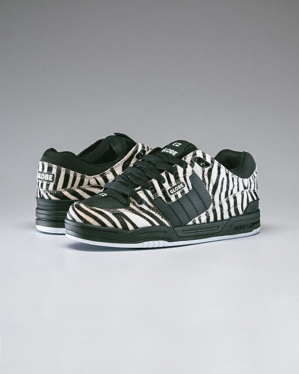Chaussures de skateboard Globe Fusion Zebra, vue dune chaussure l'une a coté de l'autre