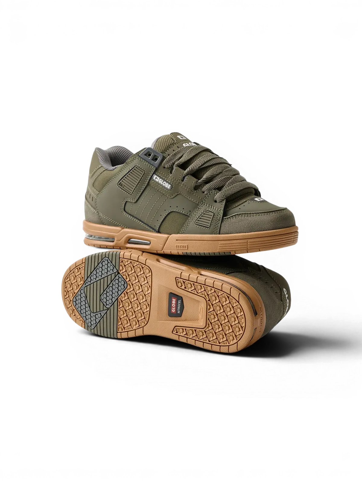 Chaussures de skateboard Globe Sabre Moss/Gum, vue un posée sur l'autre