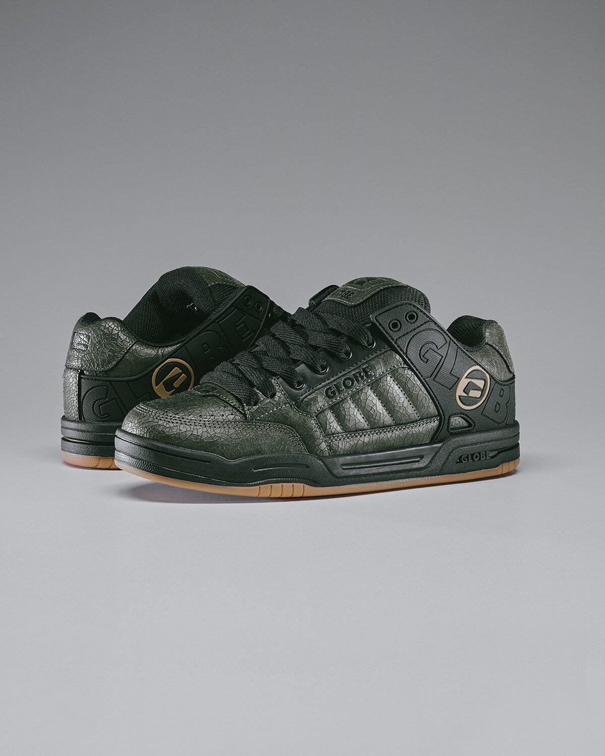 Chaussures de skateboard Globe Tilt Distressed Leather, vue d'une chaussure posé de ¾ a coté de la deuxième dans l'autre sens
