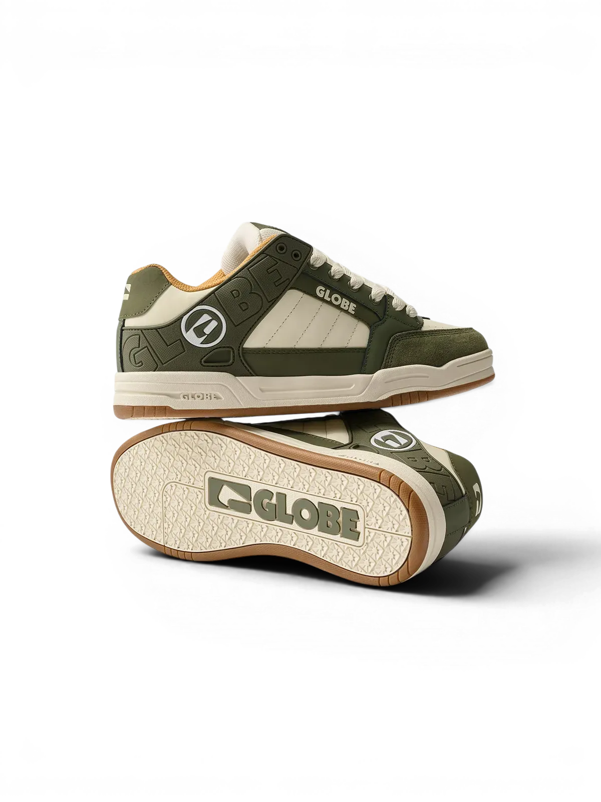 Chaussures de skateboard Globe Tilt Green/Antique, vue un posée sur l'autre