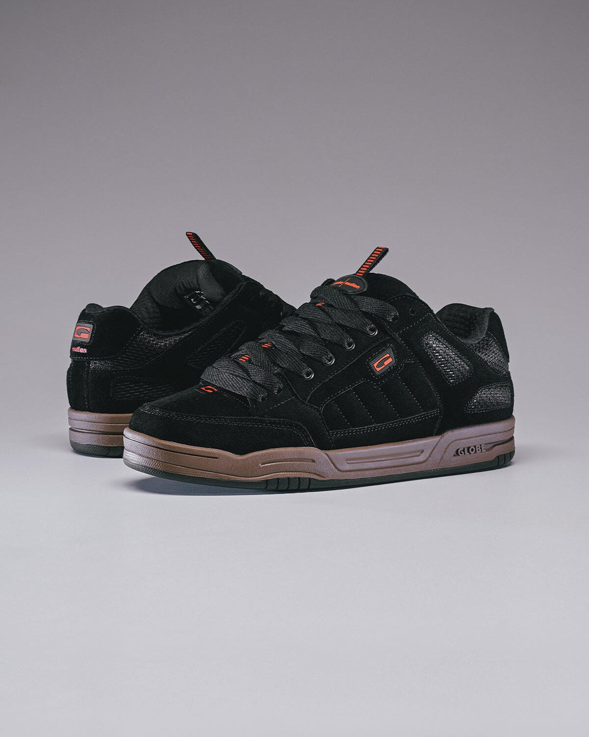 Chaussures de skateboard Globe Tilt Prime Black/Gum, vue d'une chaussure posé de ¾ a coté de la deuxième dans l'autre sens