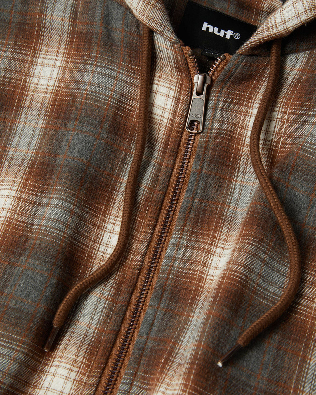 Vestes Huf Huf Jacket Durango Work Dark Brown Dark Brown, Gros plan sur la fermeture éclair et le col zippé d'une veste à capuche à carreaux marron et gris