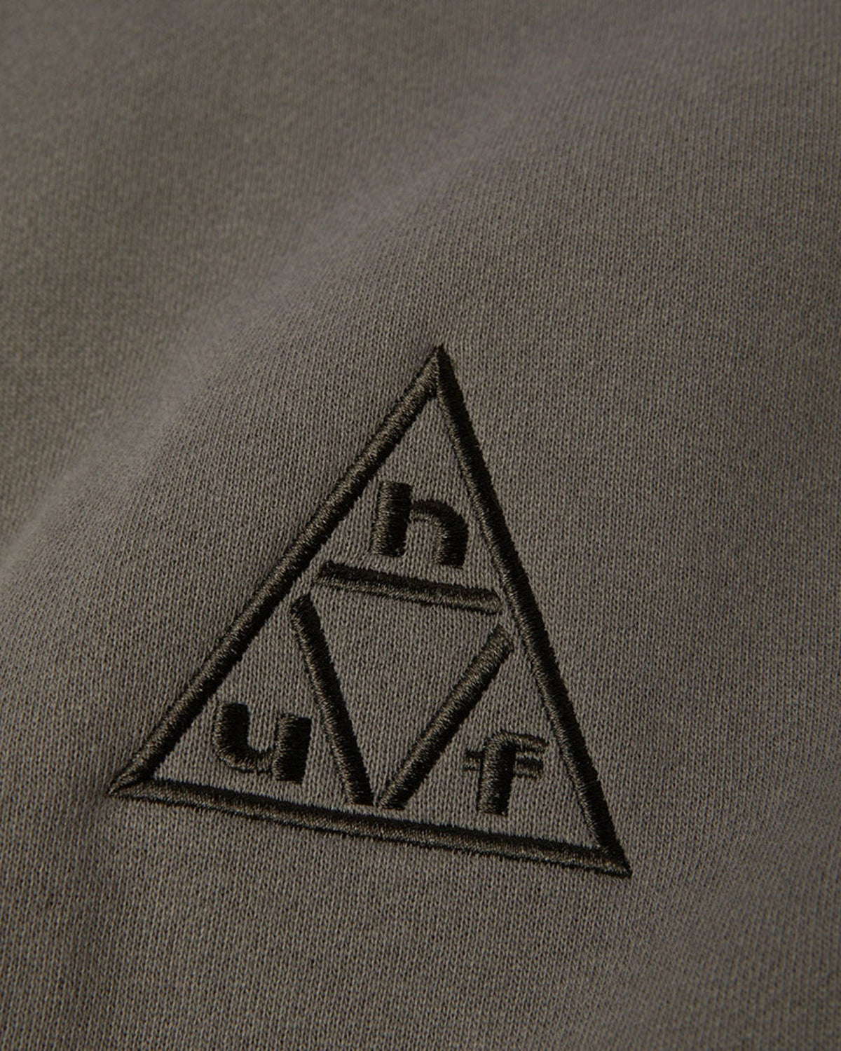 Sweatshirts Huf Huf Sweat Triple Triangle Embroidered Crew Dark Earth Brown Dark Earth Brown, Détail de la broderie du logo HUF