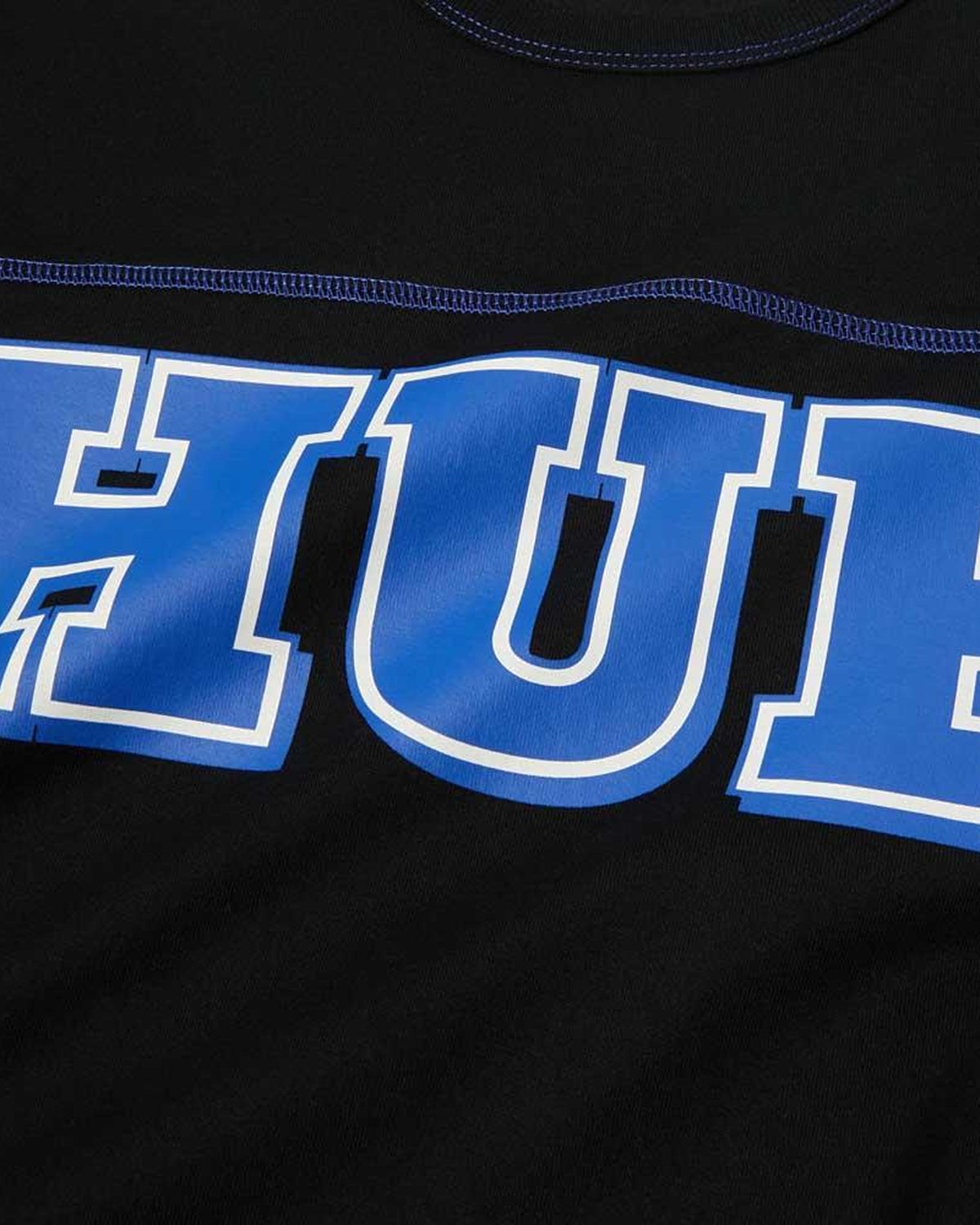 Teeshirts Huf Huf T-Shirt Legacy Football Black Black, détail logo avant