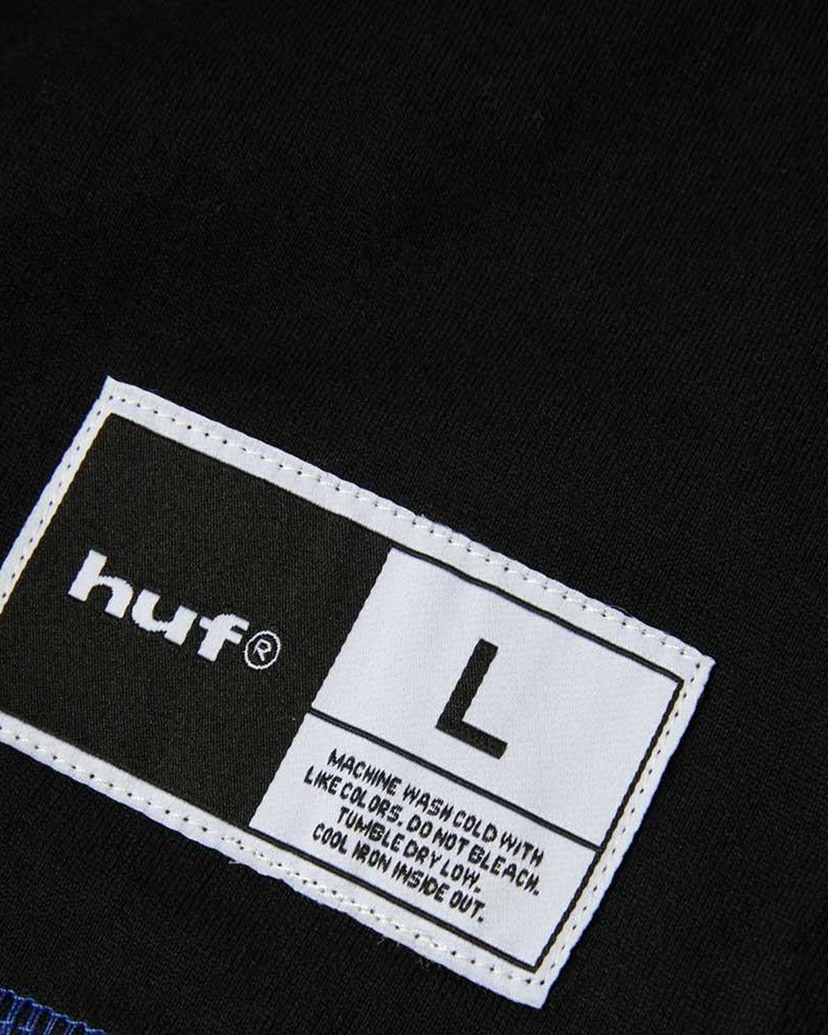 Teeshirts Huf Huf T-Shirt Legacy Football Black Black, Détail de l'étiquette de taille L et des consignes de lavage