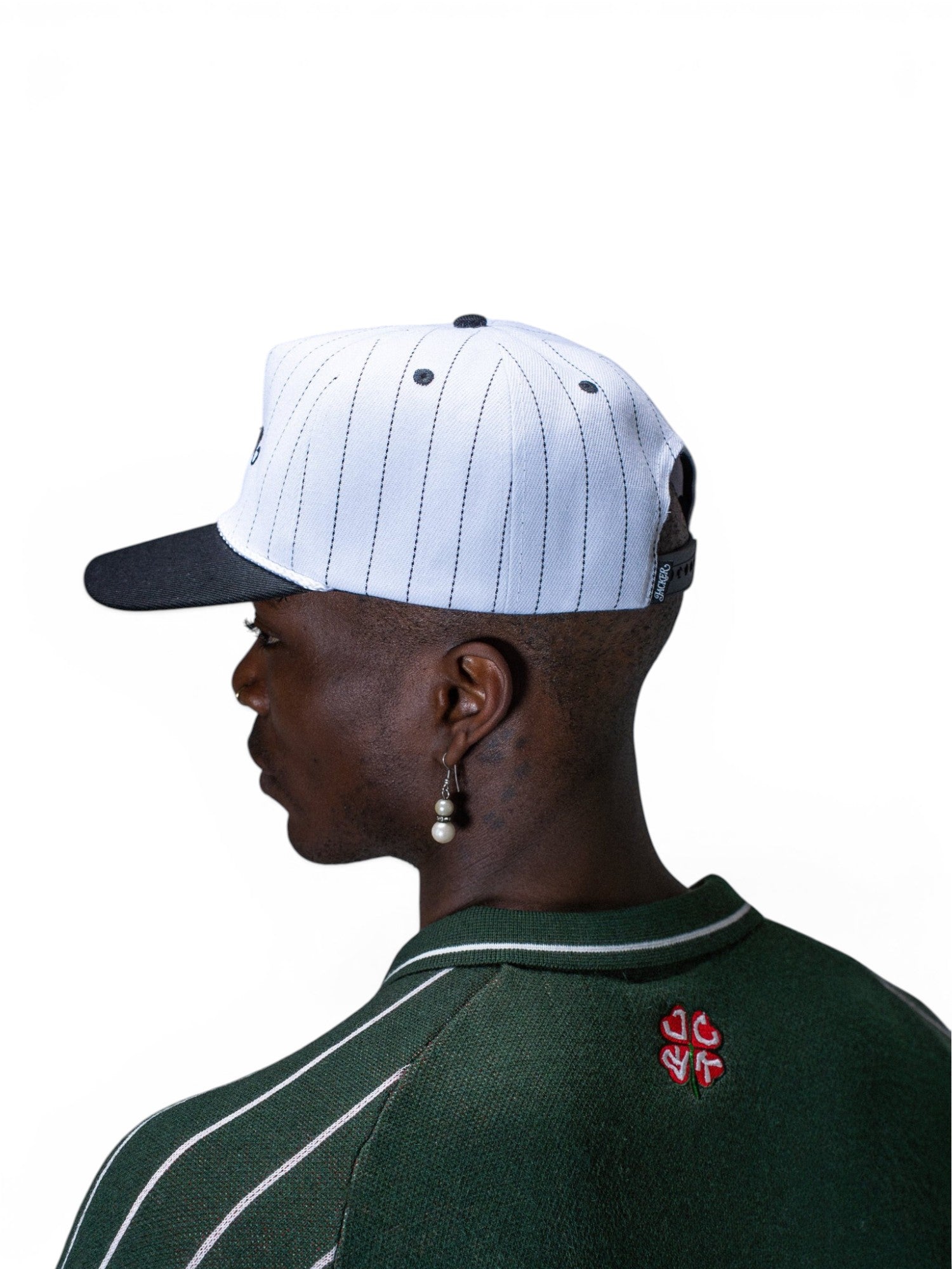 Vue casquette jacker classic stripe porté de 3/4 dos