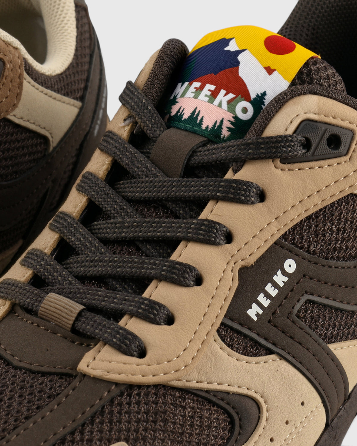 Sneakers Meeko Capra Taupe, gros plan détail lacets