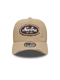 Casquettes New era Oval Canvas Distress Trucker Newera  Cam Light Beige, vue de face