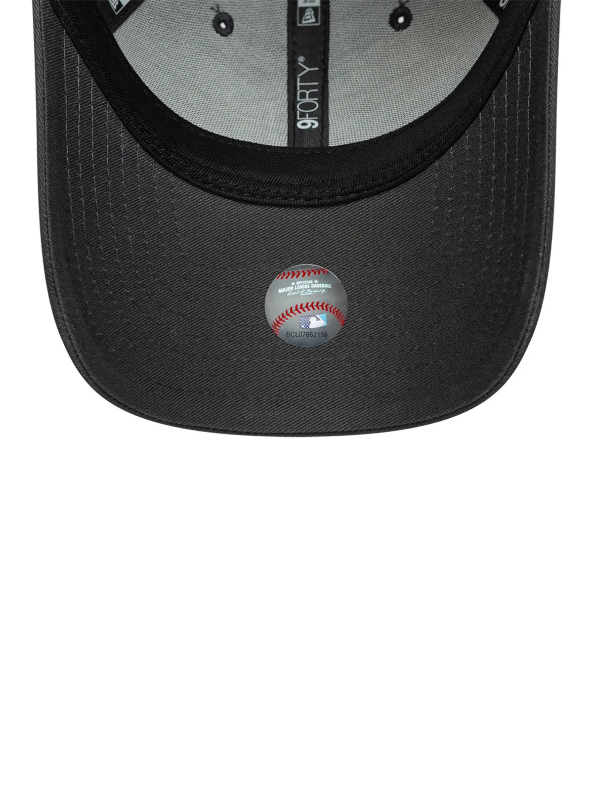 Casquettes New era Team Outline 9Forty Dettig  Stcblk Charcoal, vue de dessous, visière