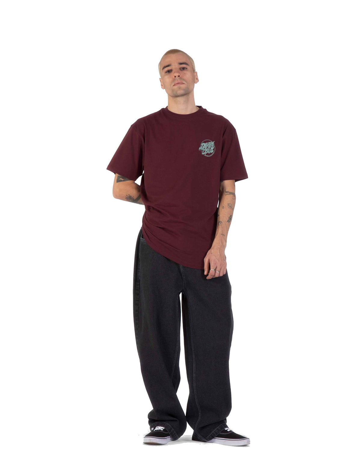 Teeshirts Santa cruz Scourge Dot T-Shirt Dark Plum, vue de face porté de plein pied