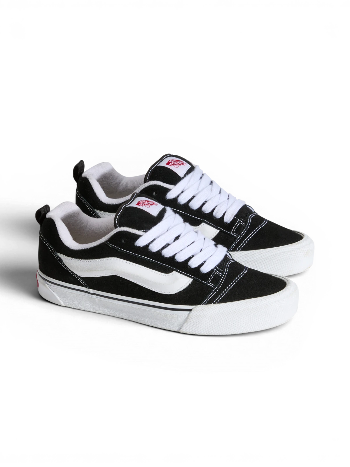 Chaussures de skateboard Vans Knu Skool Black/True White, vue de 3/4